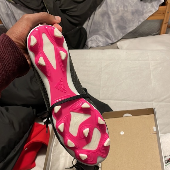 Selling Nike soccer clits that have only been worn once - Picture 3 of 4